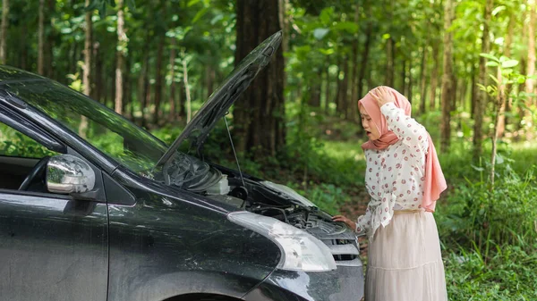 Asiatische Frauen Tragen Hijab Haben Ein Problem Mit Ihrem Auto — Stockfoto