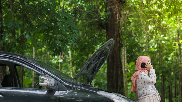 Wanita Asia Yang Mengenakan Jilbab Mengalami Masalah Dengan Mobilnya — Stok Foto