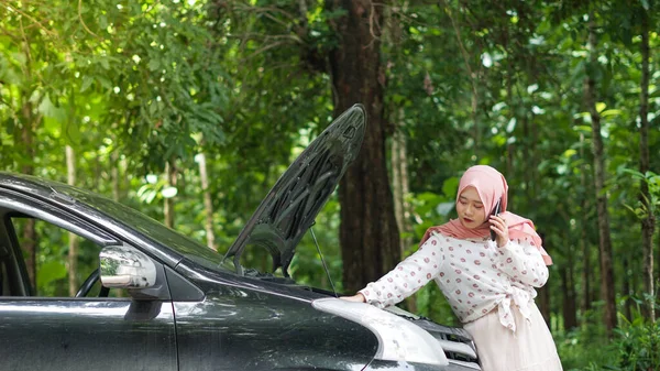 Asiatische Frauen Tragen Hijab Haben Ein Problem Mit Ihrem Auto — Stockfoto