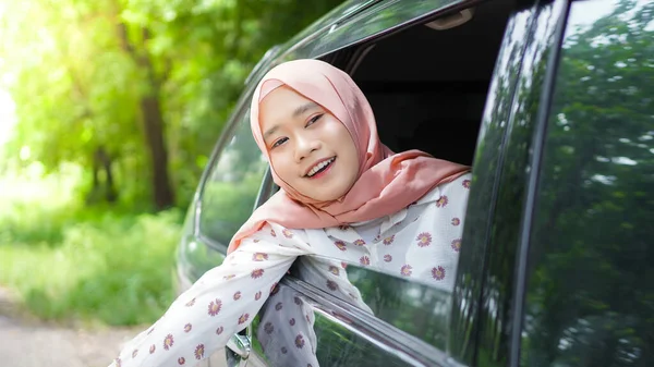 Retrato Mujer Feliz Usando Hijab Viajando Con Coche —  Fotos de Stock