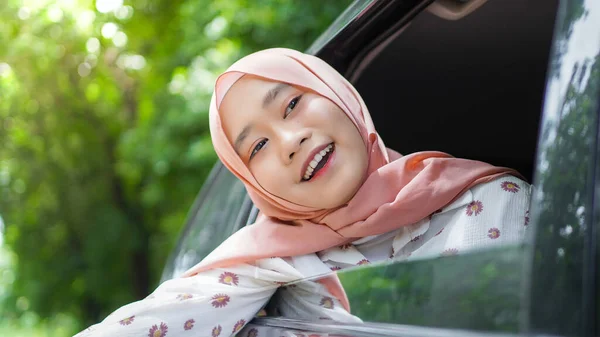 Retrato Mujer Feliz Usando Hijab Viajando Con Coche —  Fotos de Stock