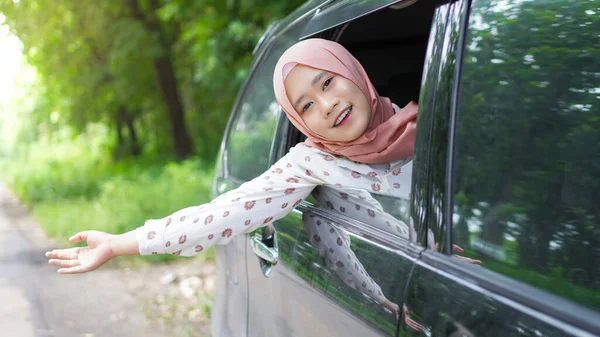 Porträt Einer Glücklichen Frau Hijab Die Mit Dem Auto Unterwegs — Stockfoto