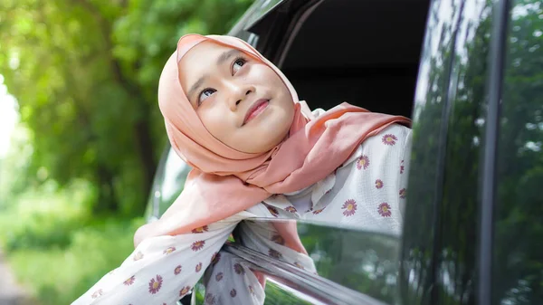 Πορτρέτο Της Ευτυχισμένης Γυναίκας Που Φοράει Χιτζάμπ Ταξιδεύοντας Αυτοκίνητο — Φωτογραφία Αρχείου