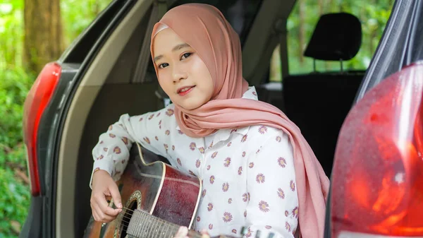 Mujer Asiática Tavelling Usando Hijab Jugando Guitarra Con Coche —  Fotos de Stock