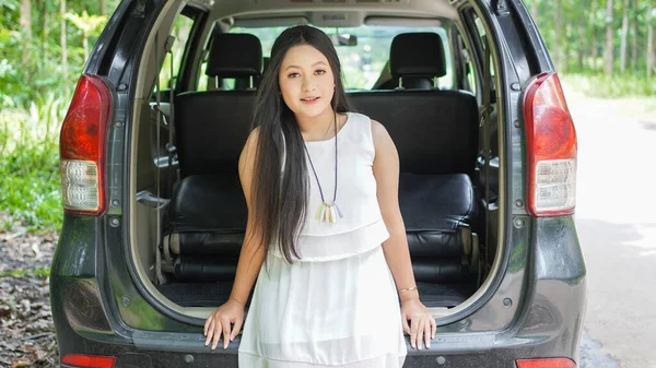 Porträtt Glad Asiatisk Kvinna Som Reser Bakbil — Stockfoto