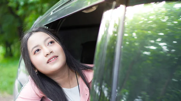 Retrato Mujer Asiática Feliz Viajando Con Coche —  Fotos de Stock