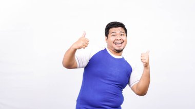 Asyalı adam Tamam jest izole beyaz arka plan