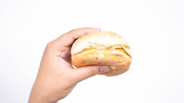 Asyalı adam hamburgeri yemeye hazır izole edilmiş beyaz arka plan