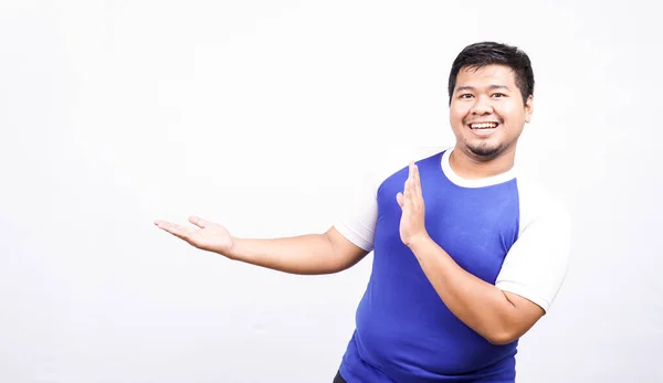 Asiatische Mann Zeigt Auf Leeren Raum Isoliert Weißen Hintergrund — Stockfoto