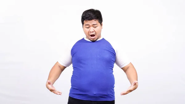Asiático Homem Está Apontando Seu Próprio Estômago Ele Parece Surpreendido — Fotografia de Stock