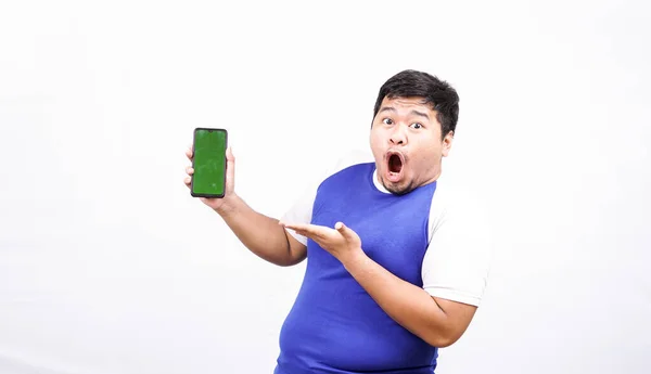 Engraçado Asiático Homem Com Tela Verde Telefone Isolado Branco Fundo — Fotografia de Stock