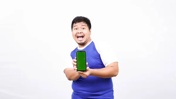 Yeşil Ekranlı Telefonu Olan Komik Asyalı Adam Beyaz Arka Planı — Stok fotoğraf