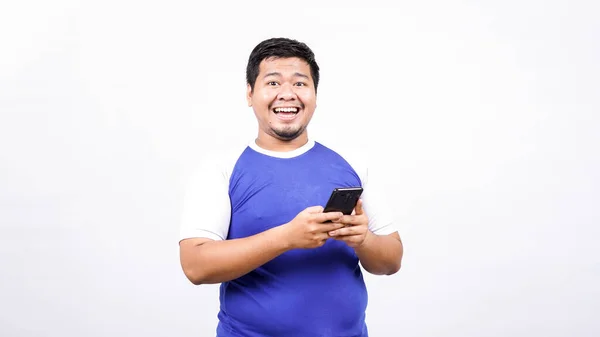 Ασιάτης Άνθρωπος Χαρούμενος Και Σοκαρισμένος Δείτε Τηλέφωνο Απομονωμένο Λευκό Φόντο — Φωτογραφία Αρχείου