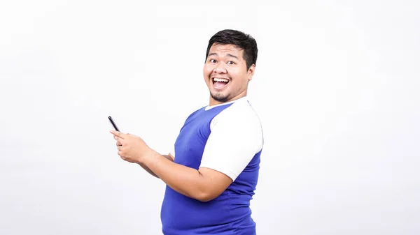 Asijské Muž Šťastný Vzrušený Šokovaný Vidět Telefon Izolované Bílé Pozadí — Stock fotografie