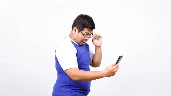 Asiático Homem Feliz Animado Chocado Ver Telefone Isolado Branco Fundo — Fotografia de Stock