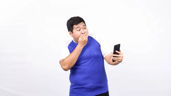 Asiático Homem Feliz Animado Chocado Ver Telefone Isolado Branco Fundo — Fotografia de Stock