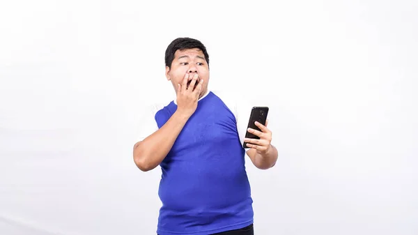 Ασιάτης Άνθρωπος Χαρούμενος Και Σοκαρισμένος Δείτε Τηλέφωνο Απομονωμένο Λευκό Φόντο — Φωτογραφία Αρχείου