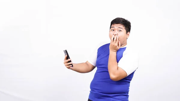 Asiatisk Man Glad Glada Glada Och Chockad Telefon Isolerad Vit — Stockfoto