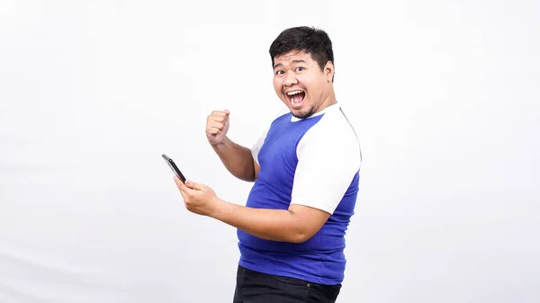 Asiático Hombre Ganador Expresión Con Teléfono Aislado Blanco Fondo —  Fotos de Stock