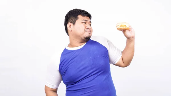 アジア人男性はハンバーガーを食べる準備ができて隔離された白い背景 — ストック写真
