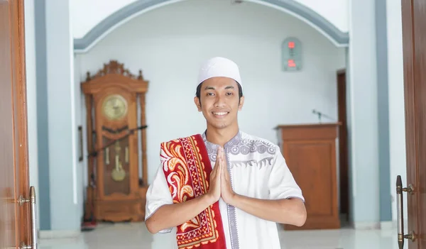 Retrato Homem Muçulmano Asiático Levanta Uma Pose Saudação Mãos Namaste — Fotografia de Stock