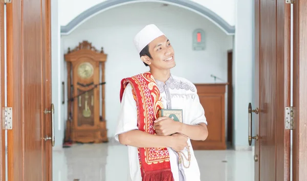 Portrét Asijského Muslima Stylového Mešitě Sholatu — Stock fotografie