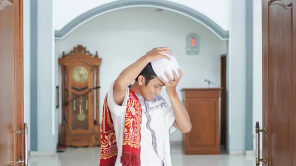 Sebuah Potret Seorang Pria Muslim Asia Bergaya Masjid Setelah Sholat — Stok Foto