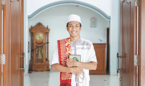 Sebuah Potret Seorang Pria Muslim Asia Bergaya Masjid Setelah Sholat — Stok Foto