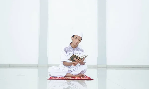アジア系ムスリム男性の肖像 モスクで朗誦 — ストック写真