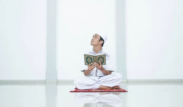 Portrait Asian Muslim Man Recite Mosque — Stok Foto