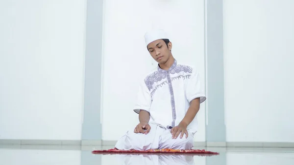 Портрет Азиата Мусульманина Молиться Мечети Молитва Имя Шолат Относится Концу — стоковое фото