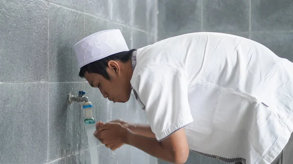 Sebuah Potret Sebuah Ablusi Muslim Asia Masjid Sebelum Berdoa — Stok Foto