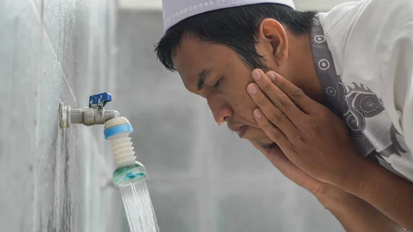 Sebuah Potret Sebuah Ablusi Muslim Asia Masjid Sebelum Berdoa — Stok Foto