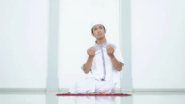 シャラトの後のモスクでのアジア人ムスリムの祈りの肖像 — ストック写真