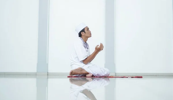 シャラトの後のモスクでのアジア人ムスリムの祈りの肖像 — ストック写真