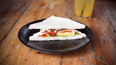 Sandviç tabakta en üstte.