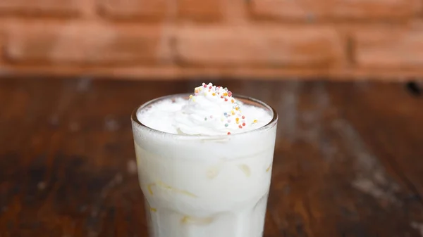 Pić Vanilla Milshake Górnym Stole — Zdjęcie stockowe