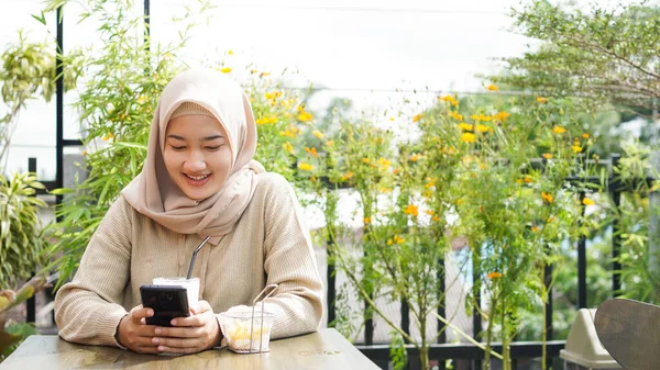 Asiático Hijab Mujer Jugando Teléfono Café —  Fotos de Stock