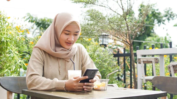 Aziatische Hijab Vrouw Spelen Telefoon Cafe — Stockfoto