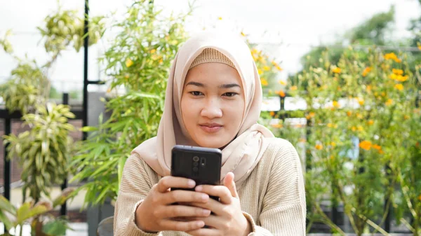 Asiatische Hijab Frau Spielt Telefon Café — Stockfoto