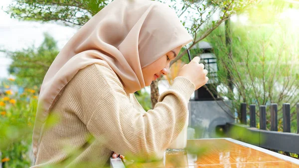 Asiatische Hijab Frau Trinkt Café — Stockfoto