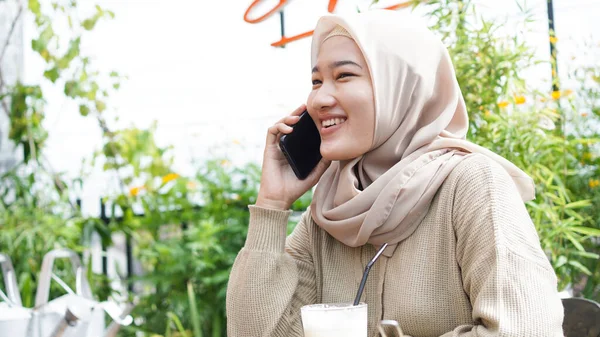 Χαρούμενη Ασιάτισσα Γυναίκα Hijab Χρησιμοποιώντας Έξυπνο Τηλέφωνο Και Καλώντας Κάθεται — Φωτογραφία Αρχείου