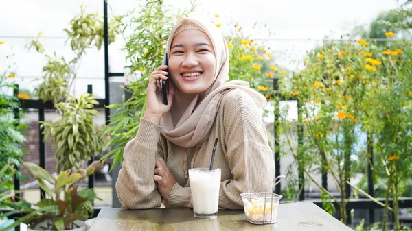Χαρούμενη Ασιάτισσα Γυναίκα Hijab Χρησιμοποιώντας Έξυπνο Τηλέφωνο Και Καλώντας Κάθεται — Φωτογραφία Αρχείου