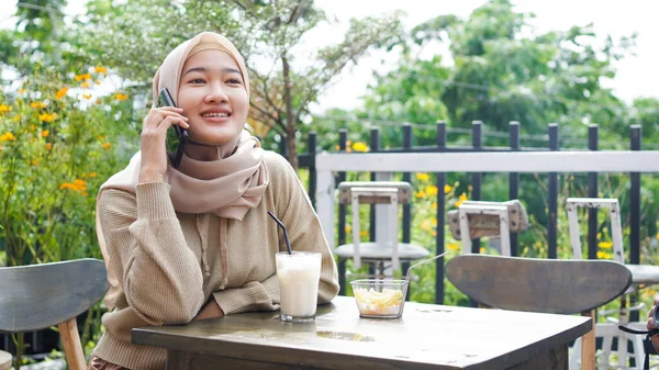 Happy Asia Hijab Woman Using Smart Phone Calling Sitting Cafe — Stock Photo, Image