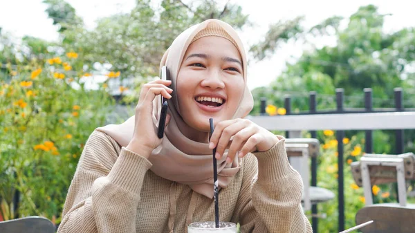 Feliz Asia Hijab Mujer Usando Teléfono Inteligente Llamando Sentado Cafetería —  Fotos de Stock