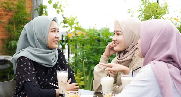 Asiática Grupo Hijab Mujer Oliendo Café Con Amigo —  Fotos de Stock
