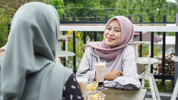 Asiática Grupo Hijab Mujer Oliendo Café Con Amigo —  Fotos de Stock