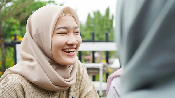 Asiática Grupo Hijab Mujer Oliendo Café Con Amigo —  Fotos de Stock