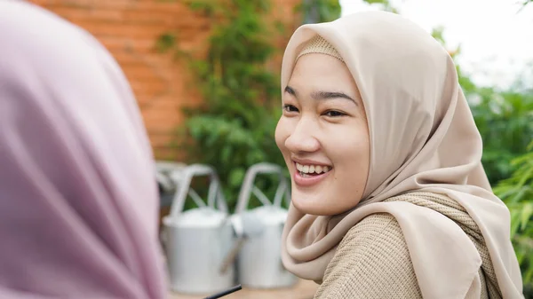 Asiatisch Gruppe Hijab Frau Lächelnd Cafe Mit Freund — Stockfoto
