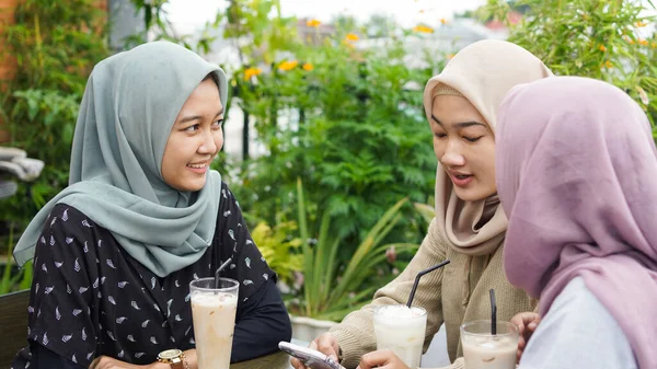 Asiática Grupo Hijab Mujer Oliendo Café Con Amigo —  Fotos de Stock